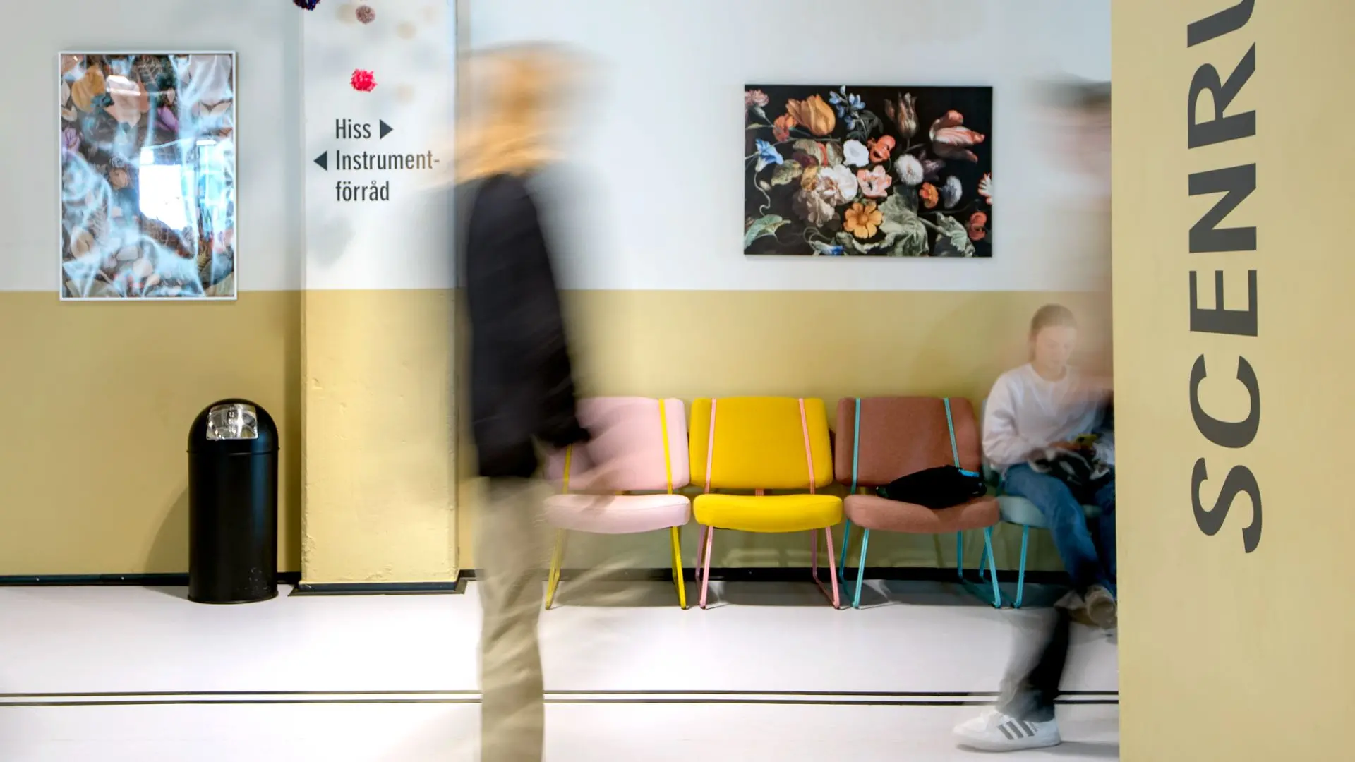 Foto på en gul korridor, en elev är suddig på bilden då den rör sig. 