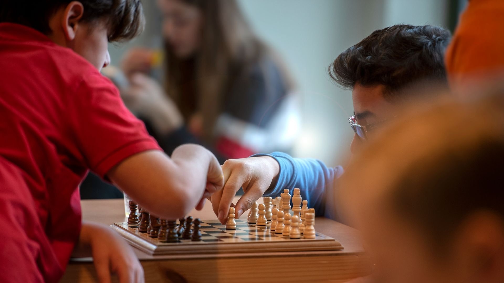 två elever som spelar schack mot varandra